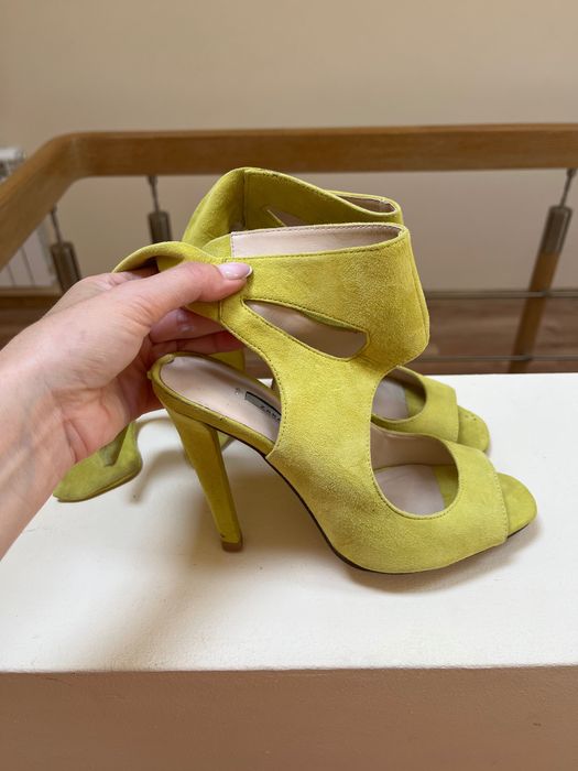 Buty damskie, bardzo eleganckie, modne i stylowe.