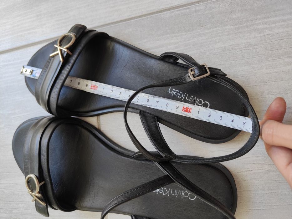 Czarne płaskie sandały skórzane Calvin Klein 38