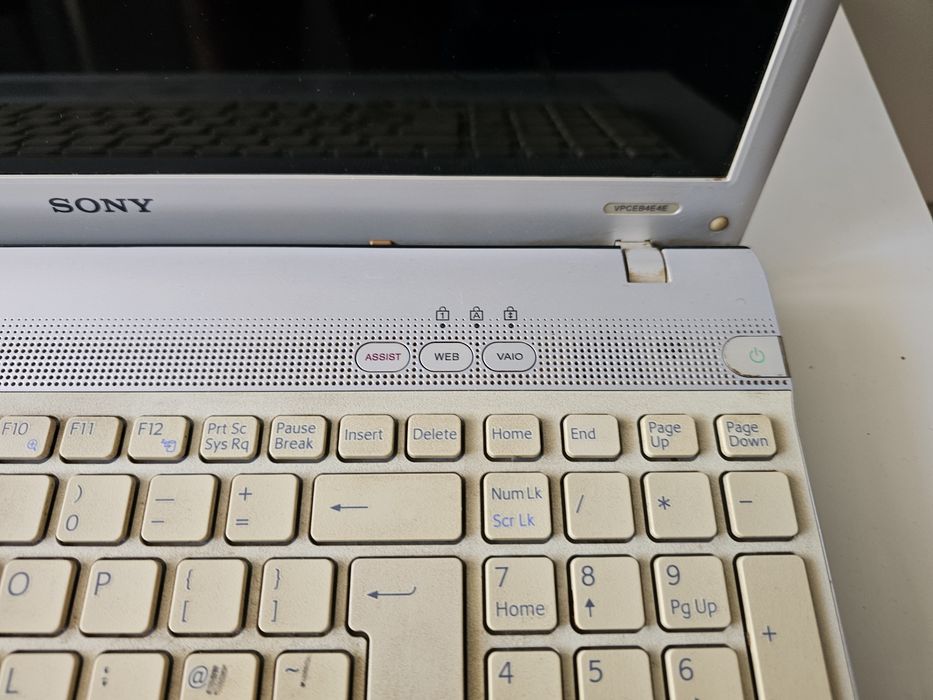 Laptop Sony VAIO VPCEB4E4E / 15.6" / Zasilacz w zestawie / Do biura, nauki