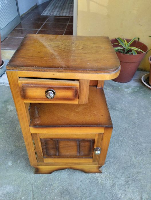 Mesa de cabeceira antiga