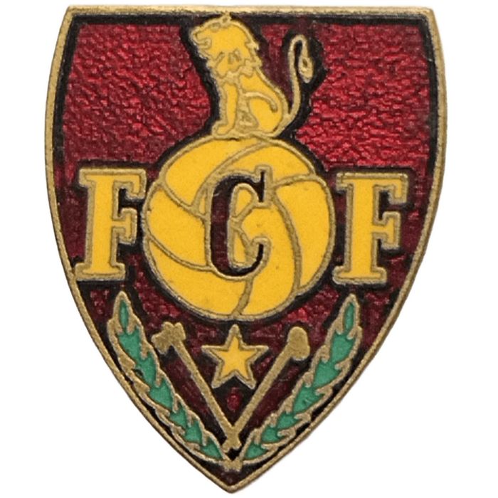 31 emblemas de Federações de Futebol (3 são botoeiras).