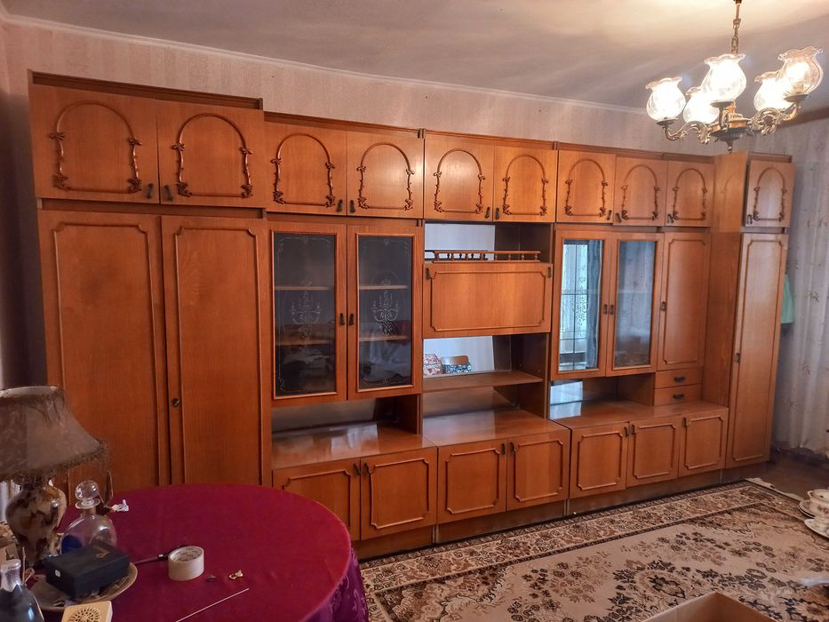 Класична меблева стінка для вітальні кінця радянської епохи (1990-х років).