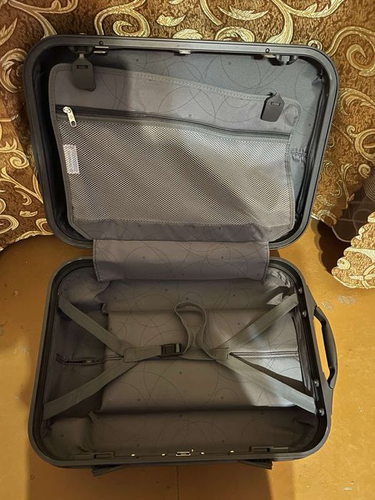 Валіза чорна з пластику