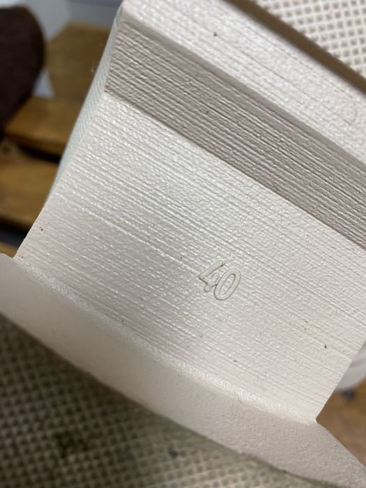 Botas beges com brilhantes.