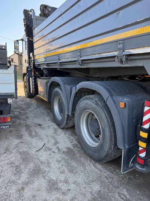 Man com grua hiab 322 e bascúla