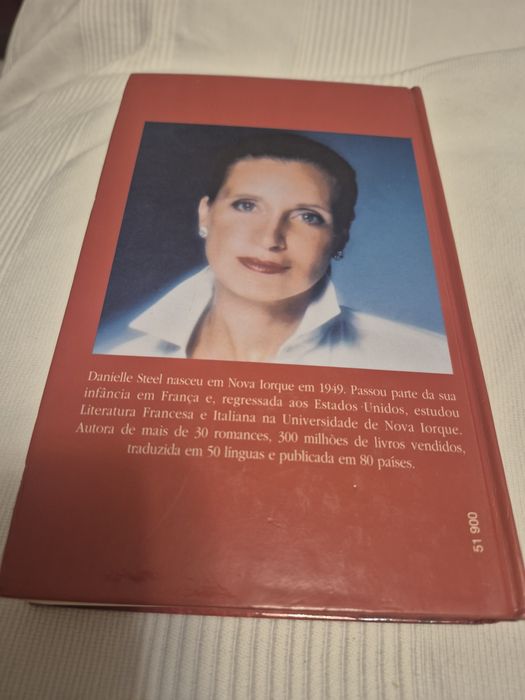 Livro de Danielle Steel "Album de Familia ". 
Nunca lido .
Capa du