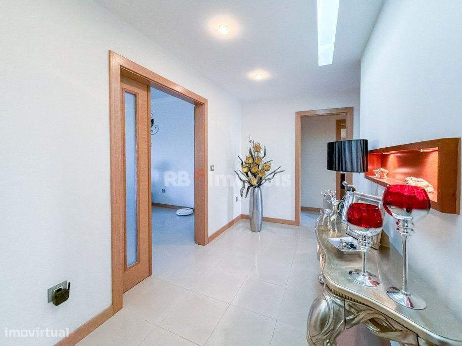 Apartamento T3 c/ Varandas, Garagem, Elevador e Sótão - Entroncamento
