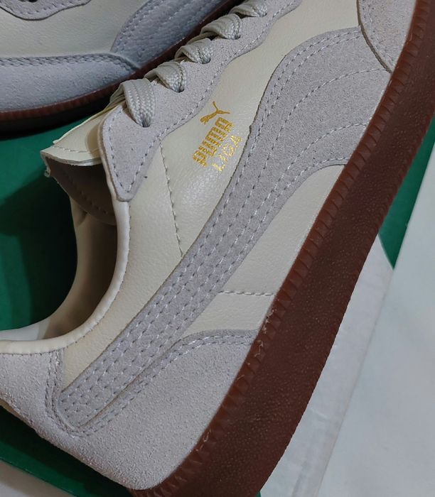 Klasyczne sneakersy sportowe z charakterystycznym paskiem