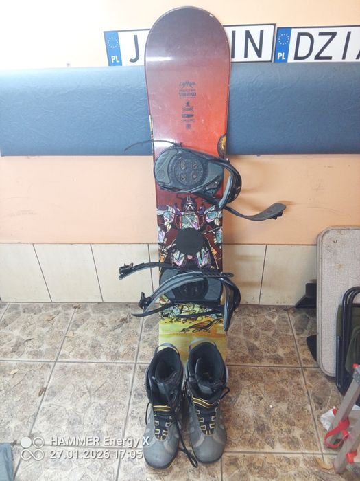 Deska snowboardowa z wiązaniami