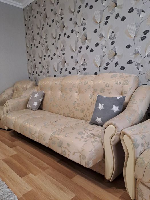 Продамо вживаний диван і два крісла