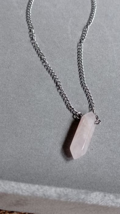 Naszyjnik na srebrnym łańcuszku z kamiennym wisiorkiem