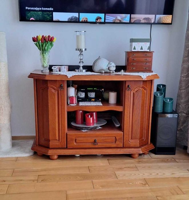 Meble drewniane w kolorze wiśni