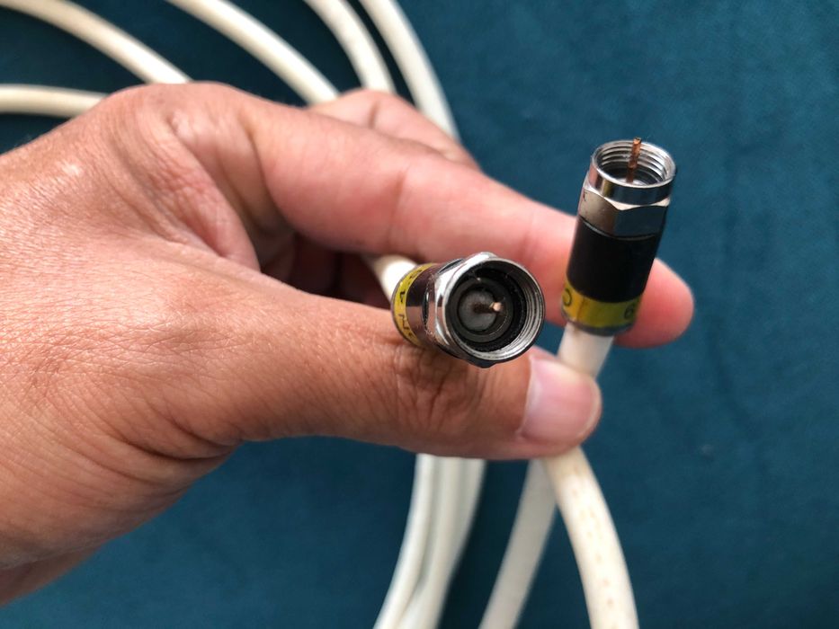 Cabo de antena e um cabo RCA