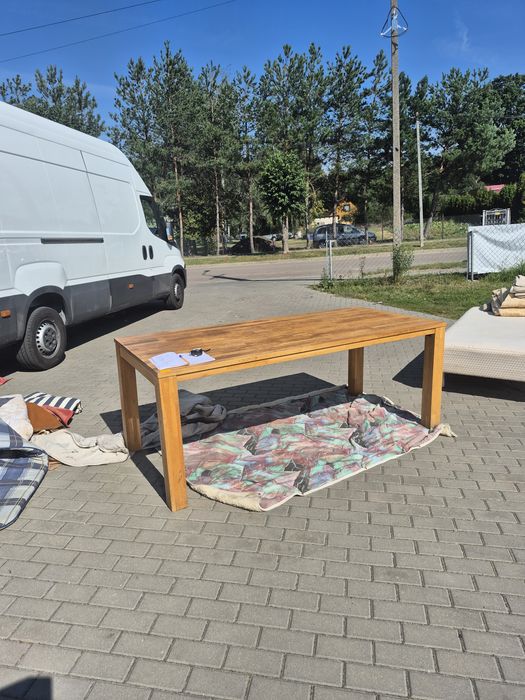 Prostokątny stół
