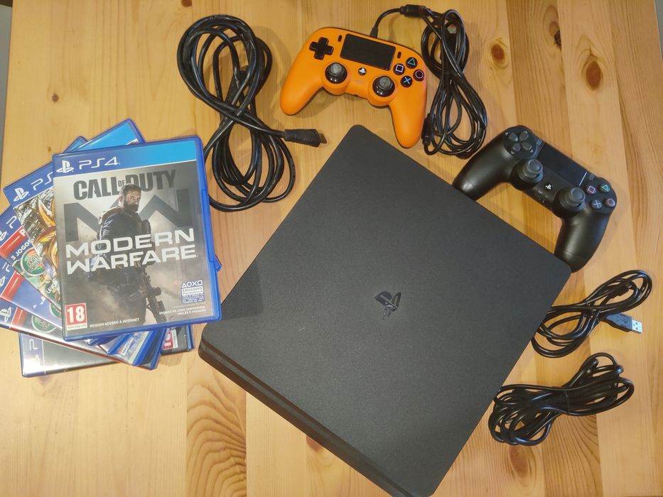 Vendo PS4 Slim Pro 1T em excelente estado