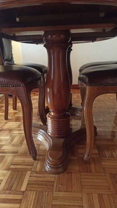 Mesa 4 cadeiras e Cristaleira