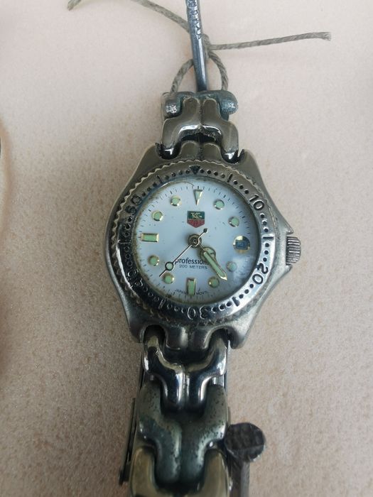 Relógio pulso verificado por técnico da especialidade