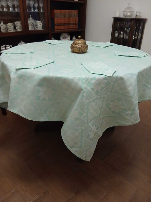 Toalha verde quadrada, com 6 guardanapos