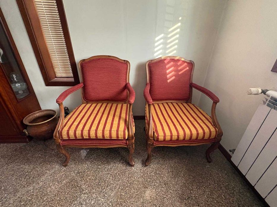 Cadeirões de madeira