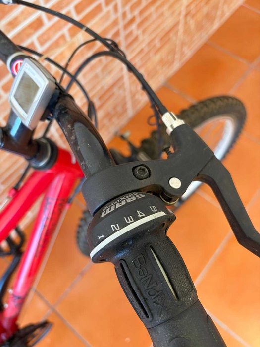 Bicicleta BTT Decathlon Rockrider com Suspensão e Ciclocomputador
