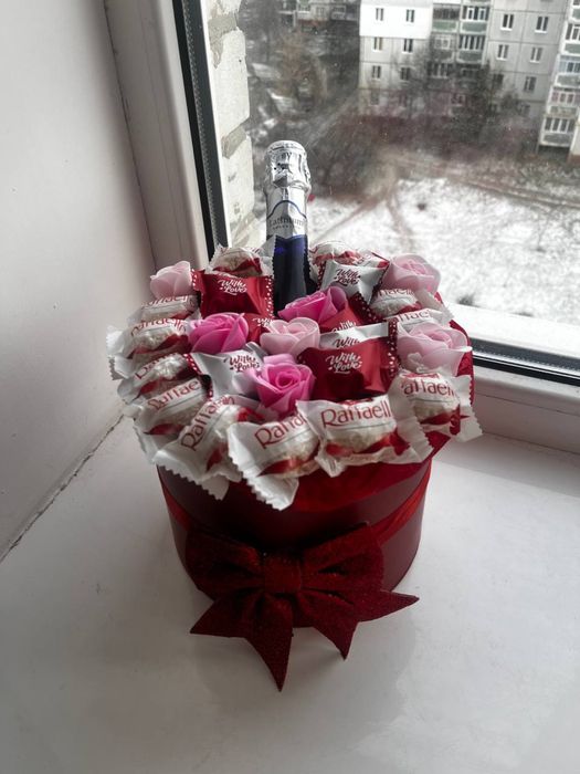 Бокси та букети на замовлення, подарунки на 14 лютого, 8 березня