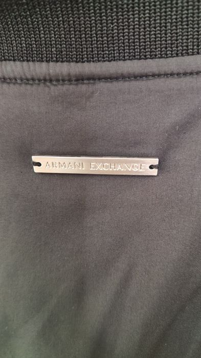 Przejściowa kurtka firmy Armani Exchange
Biust