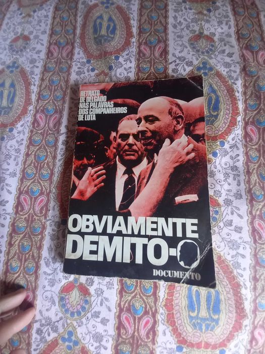 dois livros por 5 euros sobre 25 Abril e General Humberto Delgado