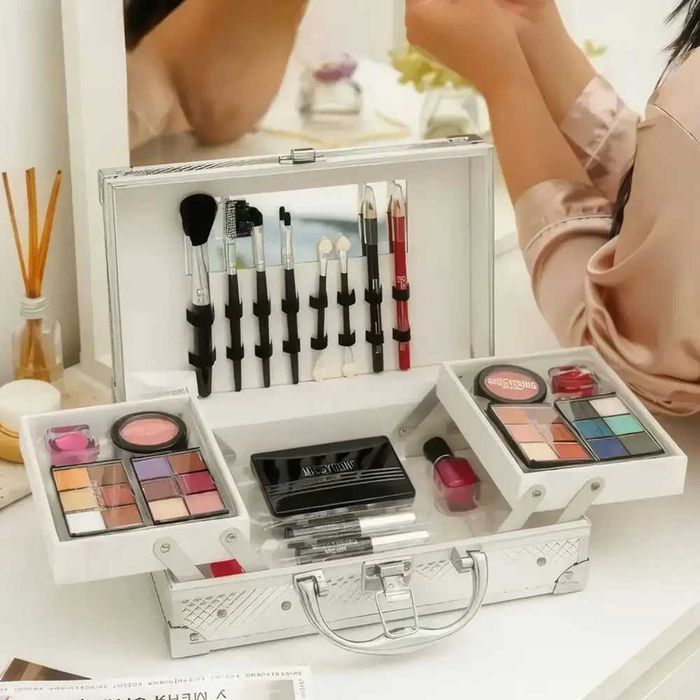 Набір жіночої косметики в подарунковому чемоданчику MC1155 Makeup set Срібний