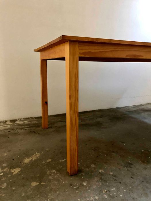 Mesa em madeira maciça – grande e robusta