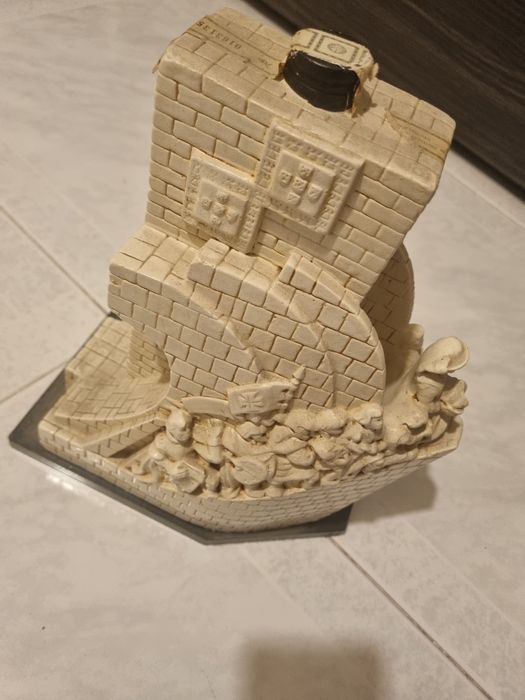 Vende se figuras decorativas com bebida alcoólica inserida dendro