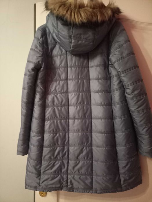 Ciepła lekka pikowana kurtka nr 42 z kapturem z futerkiem
