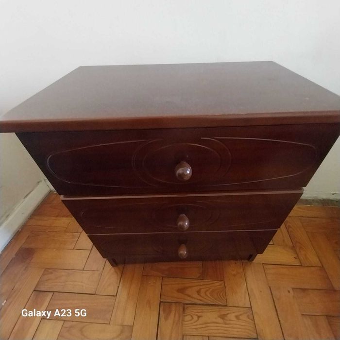 Cama de solteiro, cómoda e mesa de cabeceira