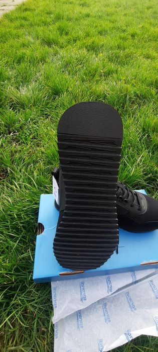 Фірмові кросівкі