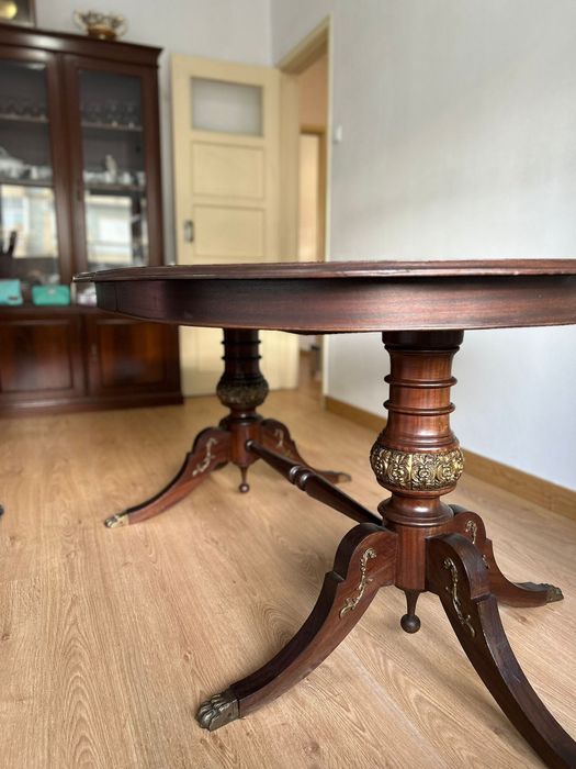 Mesa de jantar estilo inglês com pés trabalhados