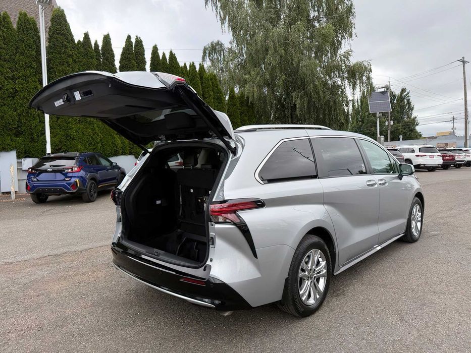 Toyota Sienna Platinum 7-Passenger      2023