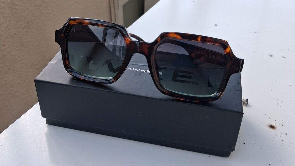 Vendo óculos de sol Hawkers. Só entrego em mão