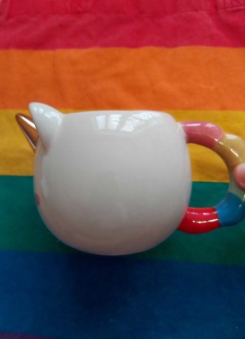 Kubek jednorożec z połyskującym złotym rogiem