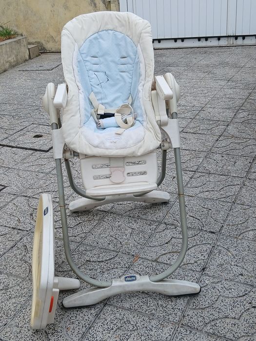 Vendo CADEIRA DE PAPA da CHICCO com cintos e tabuleiro que fecha a funcionar muito bem. Possibilidade de entrega