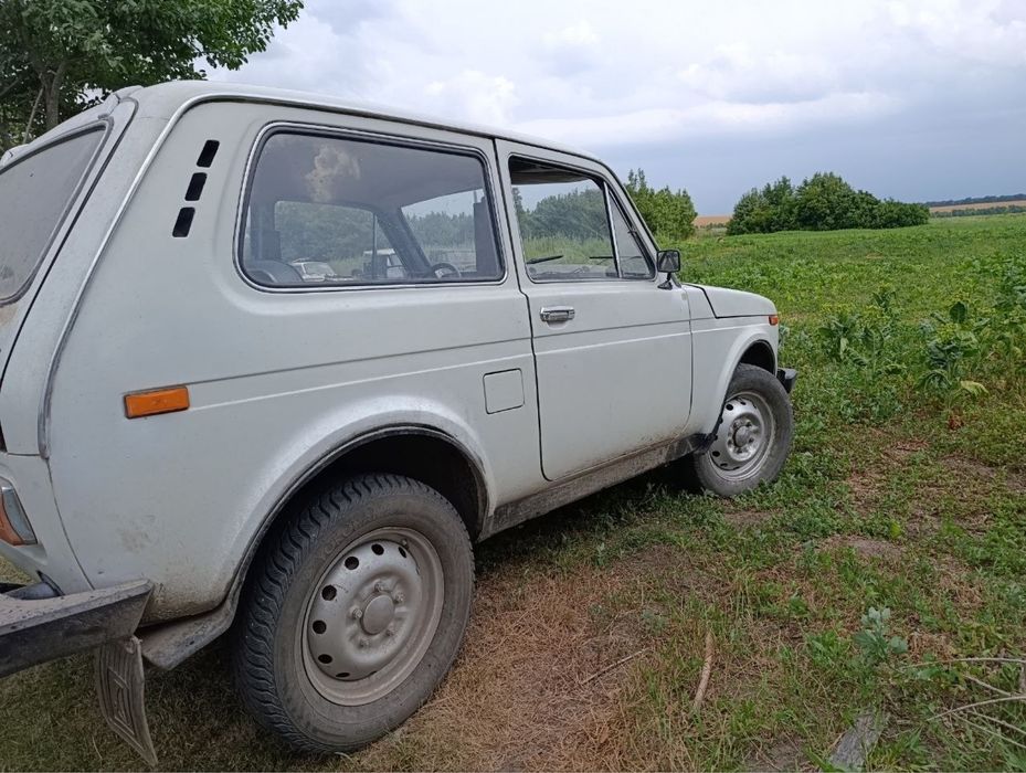 Продам автомобіль Нива