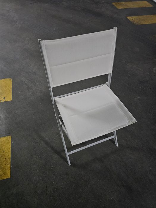 Cadeira branca varanda