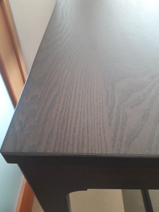 Mesa alta de madeira do IKEA