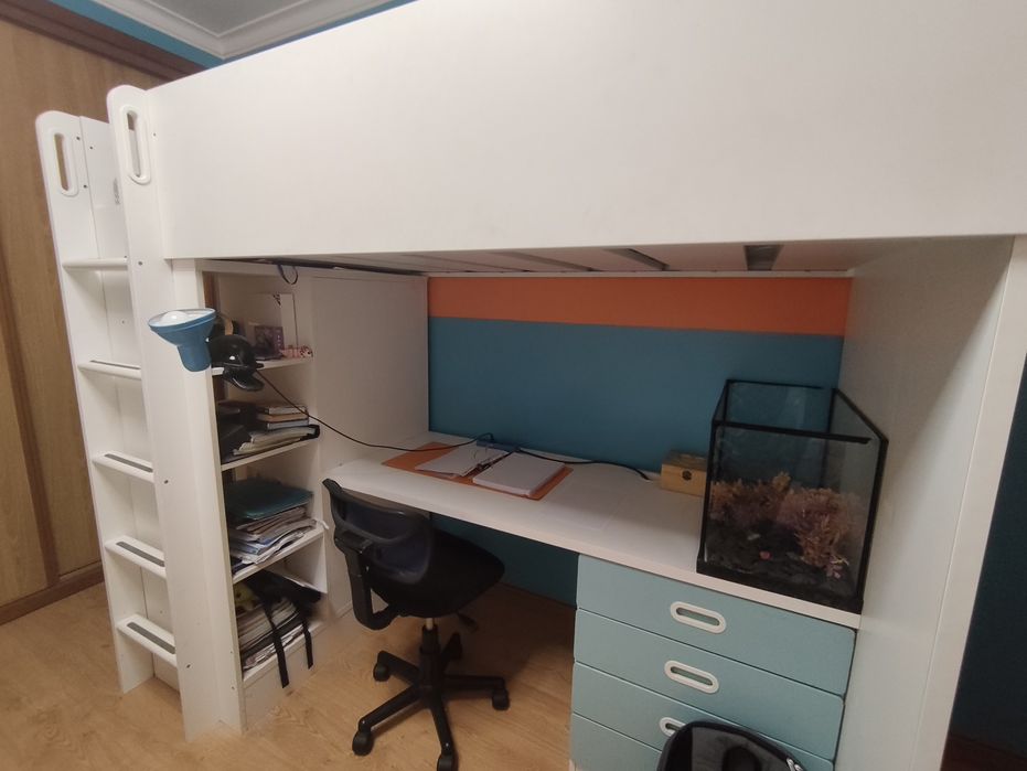 Cama alta IKEA branco e azul