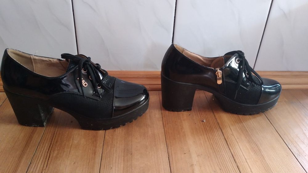 Туфлі лаковані шнурівки