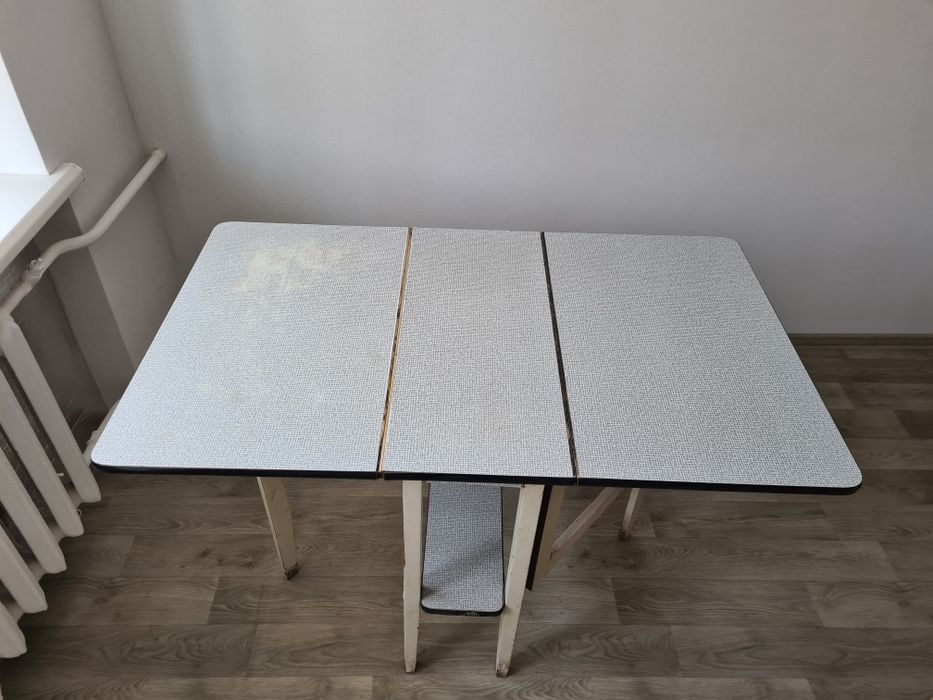 Продам стол кухонний, книжка.