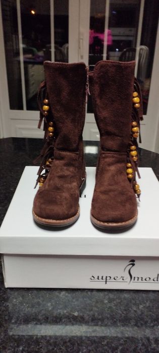 Botas de cano alto com aplicações