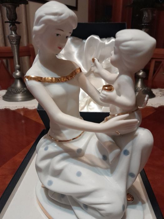 Estátua de mãe e o menino.
