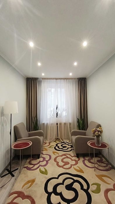 Офіс (3 кабінети). Перший поверх. Світло. Метро Звіринецька 2 хвилини.