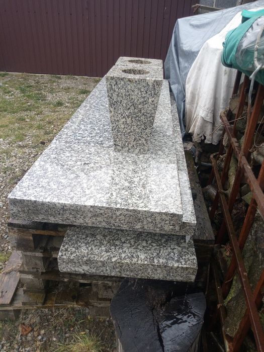 Pomniki płyty z marmuru
