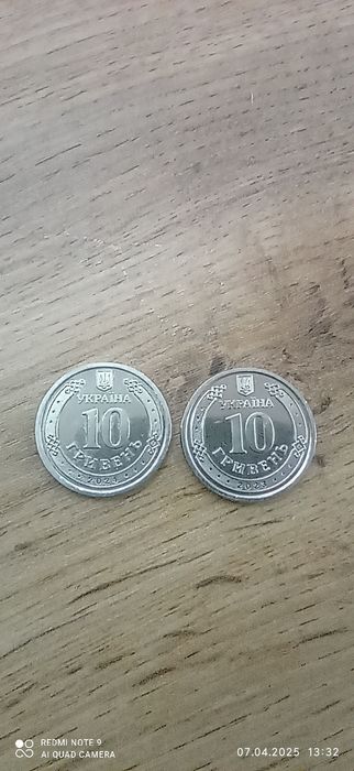 Продам три монеты 10 грн.