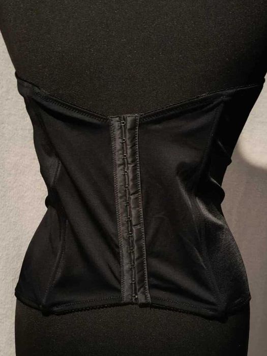 Gorset z haftem na biuście